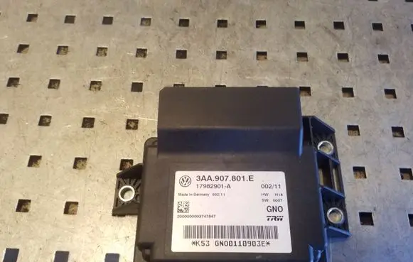 Volkswagen PASSAT B7 Hand brake control module 3AA907801E
