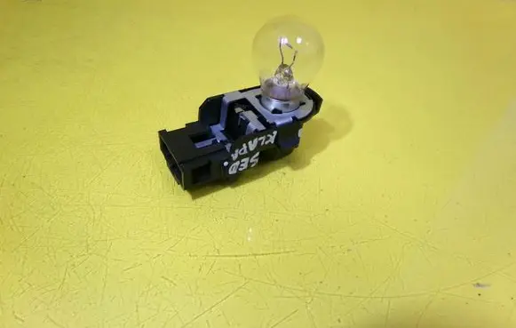 Audi A4 S4 B7 8E 8H Tail light bulb cover holder 965294