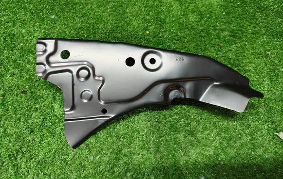 Suzuki Swift III Fender mounting bracket 5928252R00