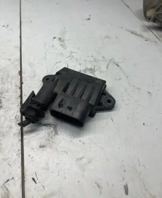 Mercedes-Benz E W211 Glow plug pre-heat relay E2110021048 0522140709 19093020441