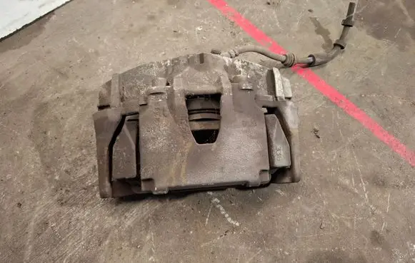 Volvo V60 Front brake caliper 945