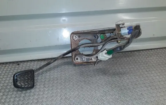 Toyota RAV 4 (XA20) Brake pedal 