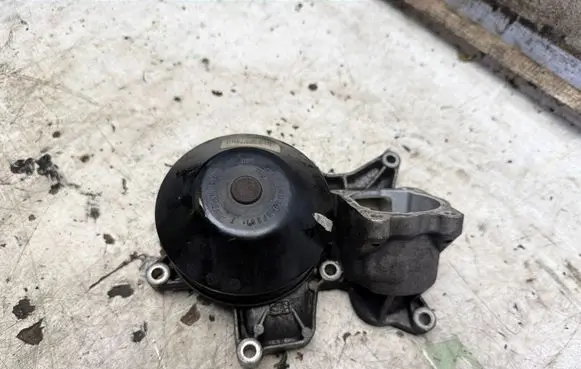 BMW 5 E60 E61 Water pump 7797640