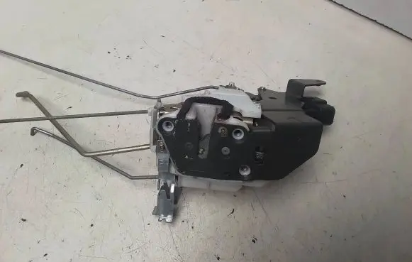 Suzuki Liana Front door lock