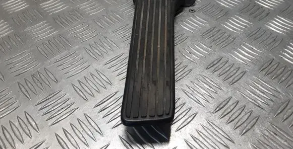 Accelerator throttle pedal