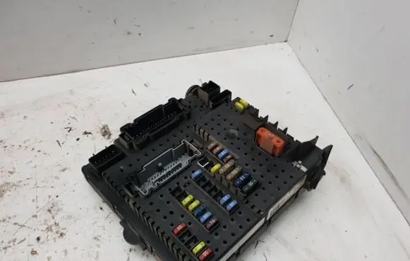 Volvo XC90 Fuse module 30728512 28017881 05W271