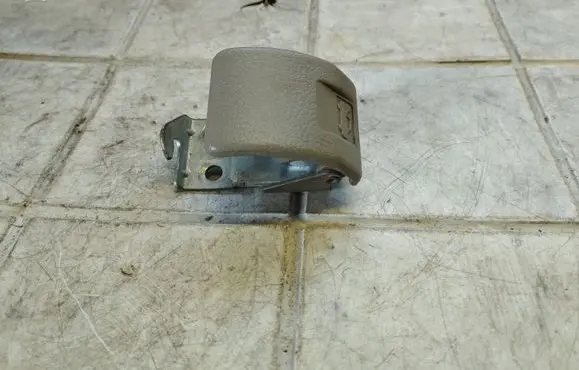 Mitsubishi Grandis Engine bonnet (hood) release handle