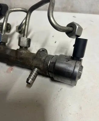 Volkswagen Golf VII Fuel main line pipe R04L125 190PS