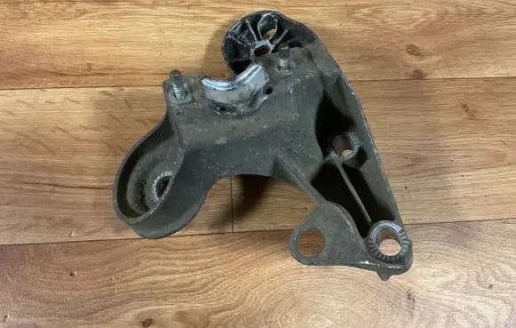 Audi A4 S4 B7 8E 8H Engine mounting bracket 8E0199351