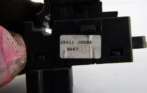 Nissan X-Trail T30 Electric window control switch 25411JG000