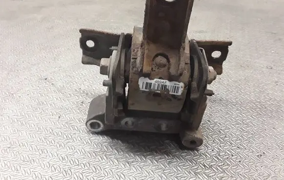 Jeep Patriot Engine mount bracket 