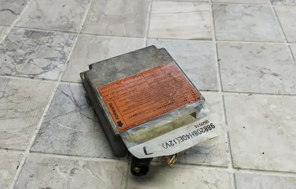 Nissan X-Trail T30 Airbag control unit/module 988208H40E