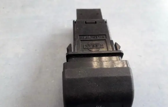 Nissan Almera Windscreen/window heater switch