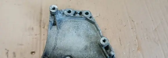 Opel Astra J A/C compressor mount bracket 55567925 428702815