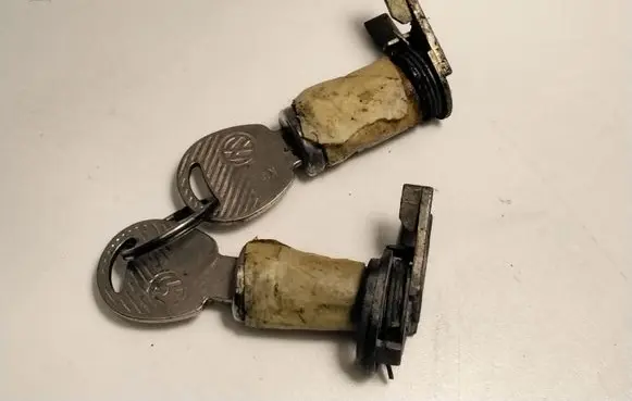 Volkswagen PASSAT B2 Front door lock (next to the handle) 357837223