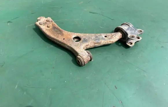 Ford Focus Front lower control arm/wishbone 2M513051BC
