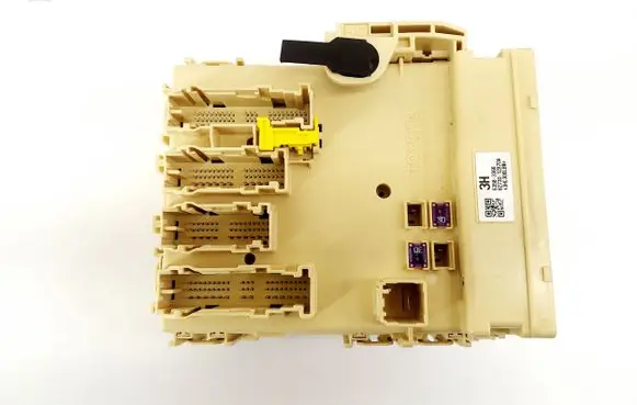 Toyota Auris E180 Fuse module 8922102331 63583366