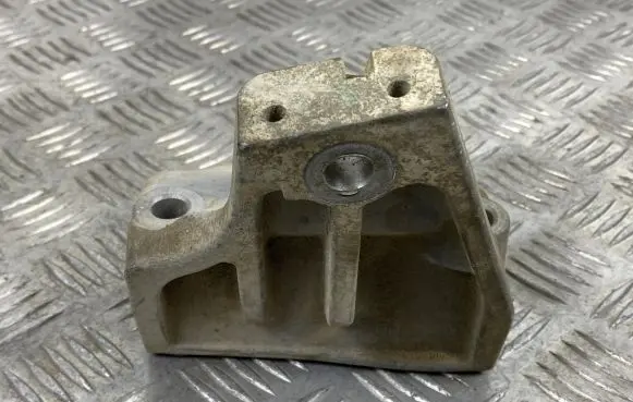 Jeep Grand Cherokee Engine mounting bracket