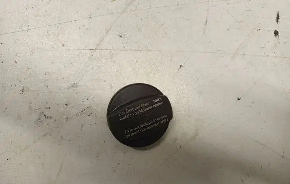 Mercedes-Benz E W211 Oil filler cap 1110180302