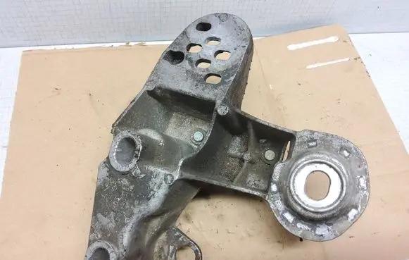 Volkswagen PASSAT B5 Engine mounting bracket 4B0199351B