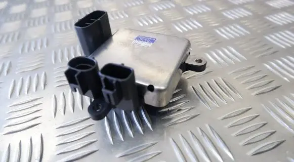 Lexus RX 330 - 350 - 400H Fan control module 8925748020 4993003181