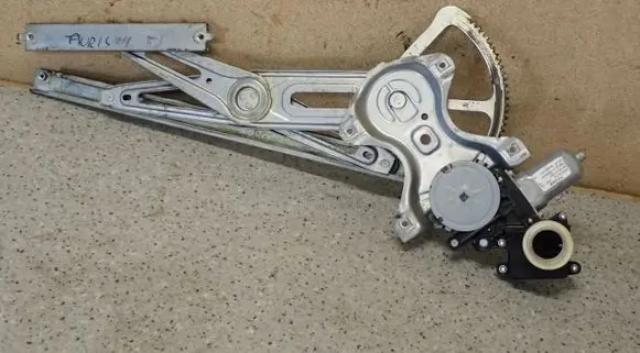 Toyota Auris 150 Front door window regulator with motor 8570202020