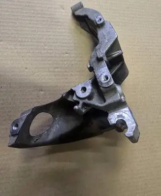 Citroen DS5 A/C compressor mount bracket 9804904380