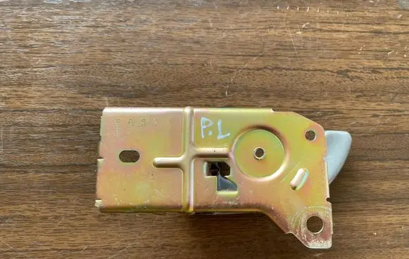 KIA Sorento Front door interior handle E032