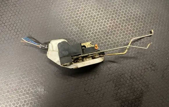Mitsubishi Galant Front door lock 98X27C