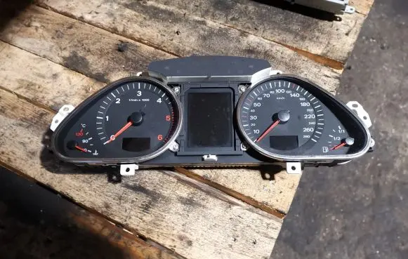 Audi Q7 4L Speedometer (instrument cluster) 4L0920931E
