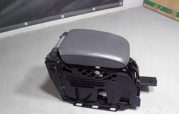 Volkswagen Golf V Armrest 