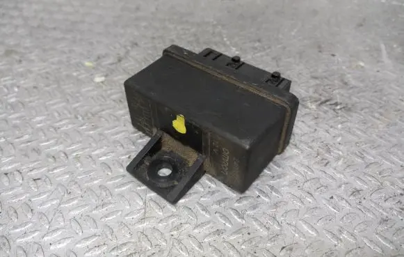 Peugeot 607 Fuel pump relay 240107