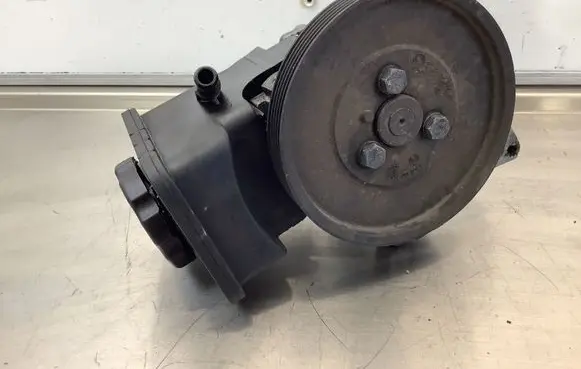 BMW 7 E38 Power steering pump 2247599