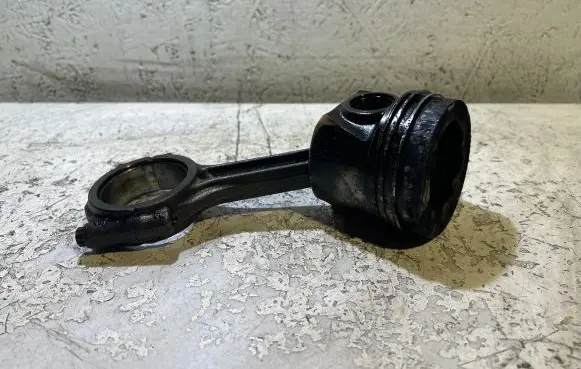 Volkswagen Caddy Piston with connecting rod