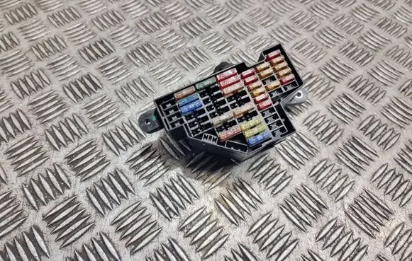 Volkswagen PASSAT B6 Fuse box set