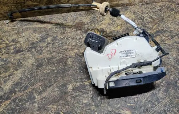 Volkswagen Jetta VI Front door lock 5K1837016E