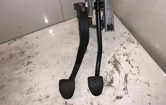 BMW 1 E81 E87 Clutch pedal 678711