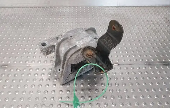 Engine mount vacuum valve