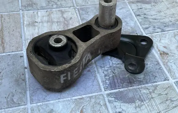 Ford Fiesta Engine mount bracket 1313587