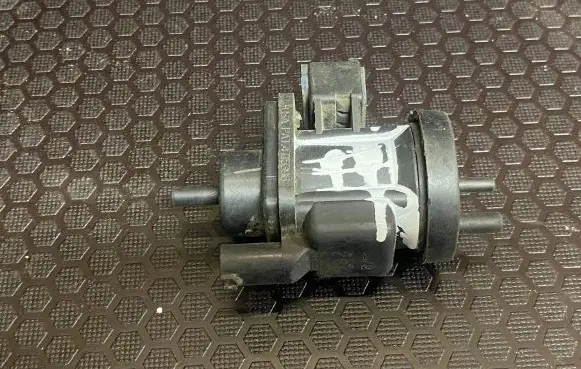 Mercedes-Benz S W220 Turbo solenoid valve a0005450527