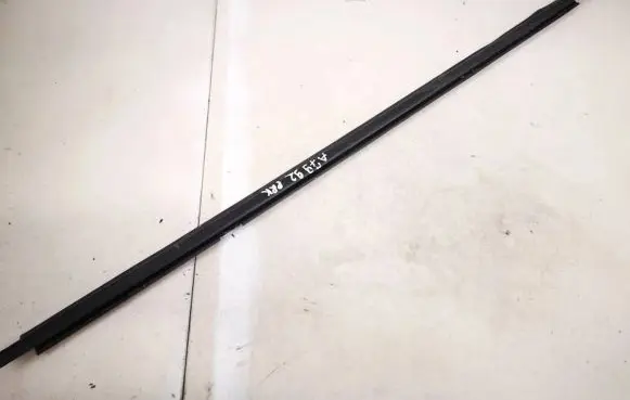 Toyota RAV 4 (XA20) Front door glass trim molding 