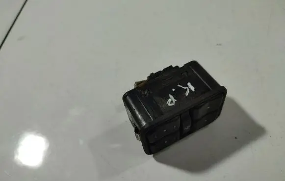 Opel Zafira A Electric window control switch 13363401