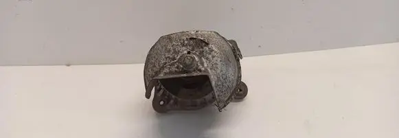 Engine mount vacuum valve