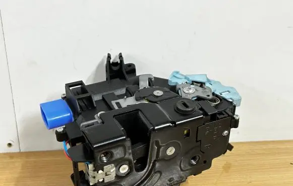 Volkswagen Golf Plus Rear door lock 7L0839016H