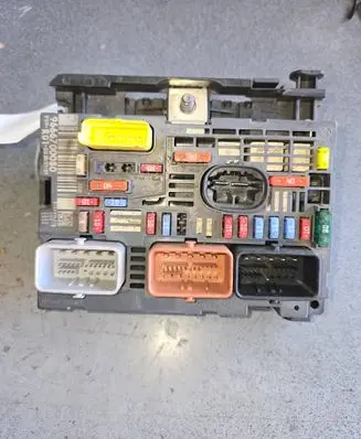 Citroen C4 I Picasso Fuse module 9666700080