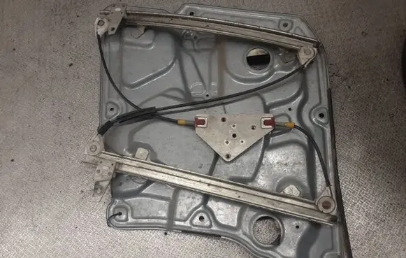 Nissan Primera Front window lifting mechanism without motor 80771AV611