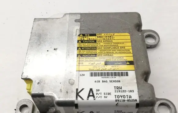 Toyota Avensis T270 Airbag control unit/module 8917005250