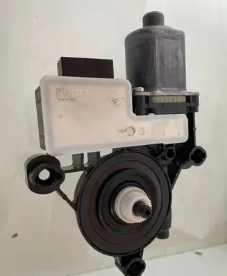 Audi Q2 - Rear door window regulator motor 5Q0959408 1900031670