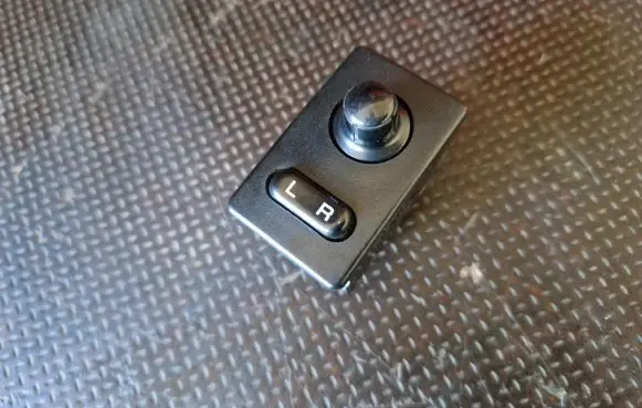 Nissan Patrol Y61 Wing mirror switch