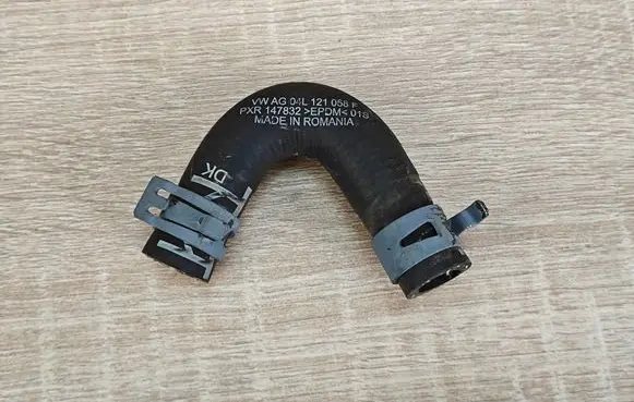 Engine coolant pipe/hose